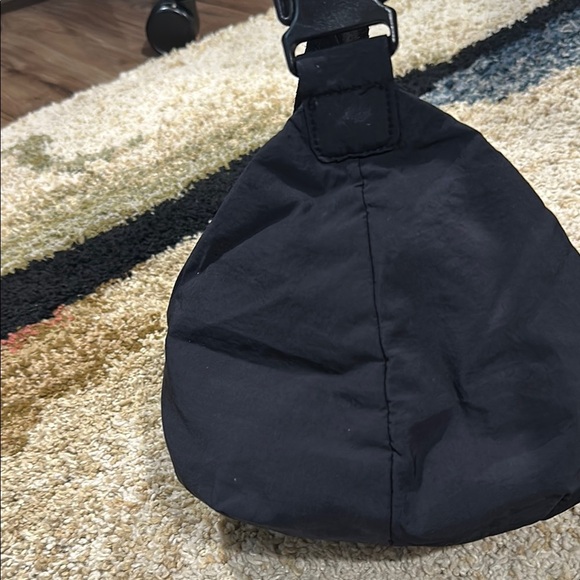 Sleek Black Crossbody Sling Bag for Effortless Style - Picture 5 of 9